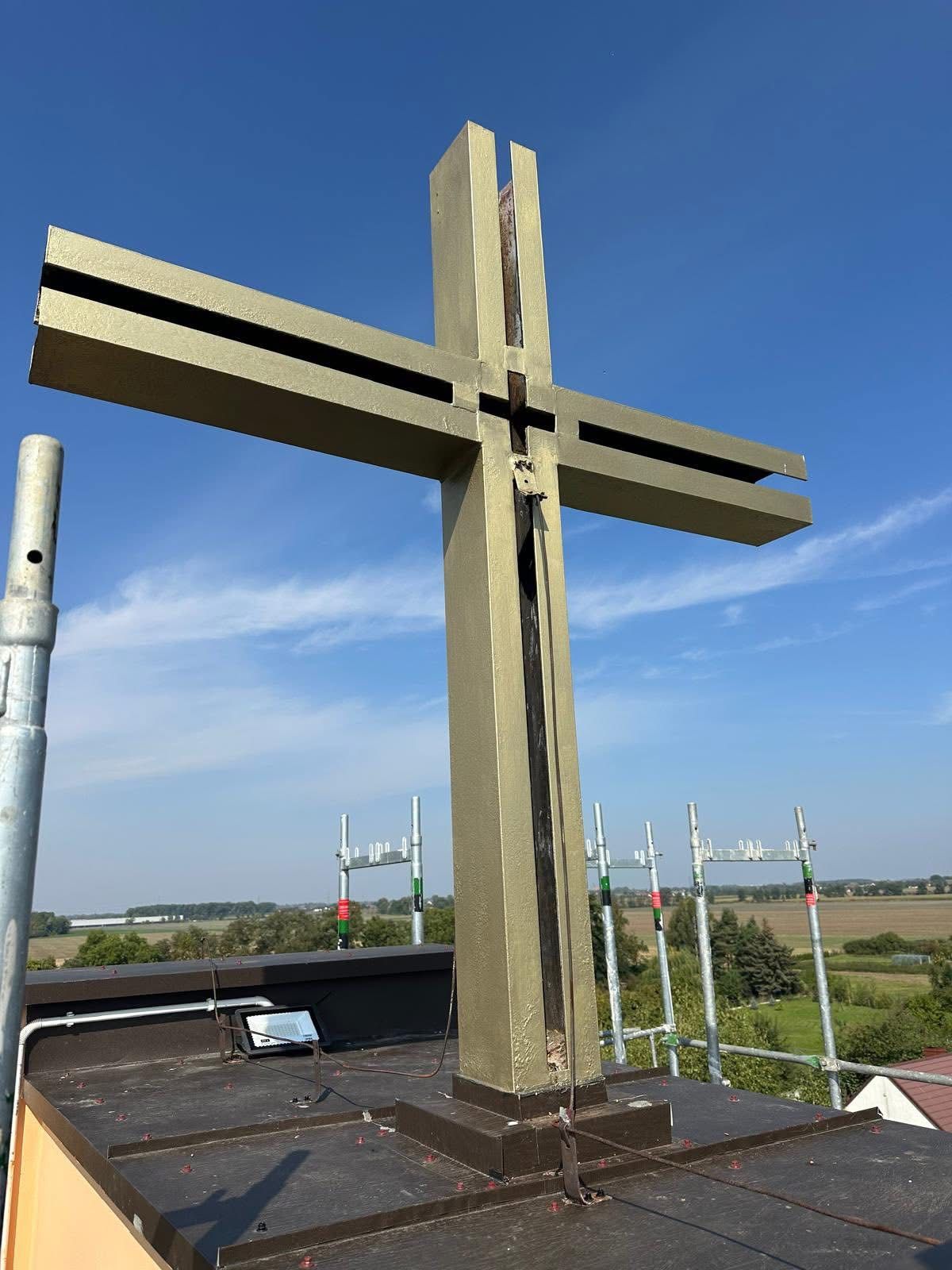 Odnowiony krzyż na wieży kościoła w Milejowicach